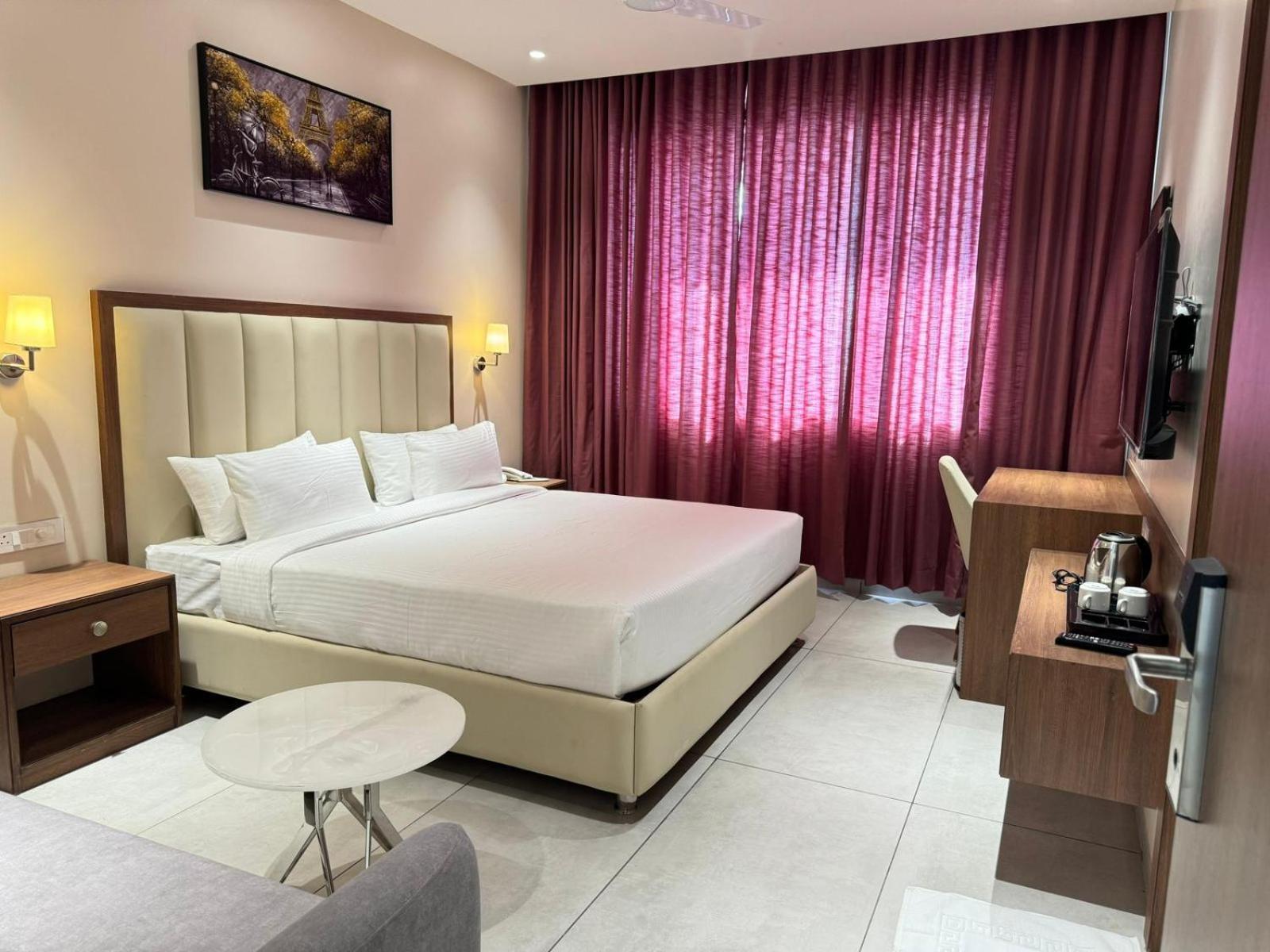Hotel Carnival Parbhani 外观 照片